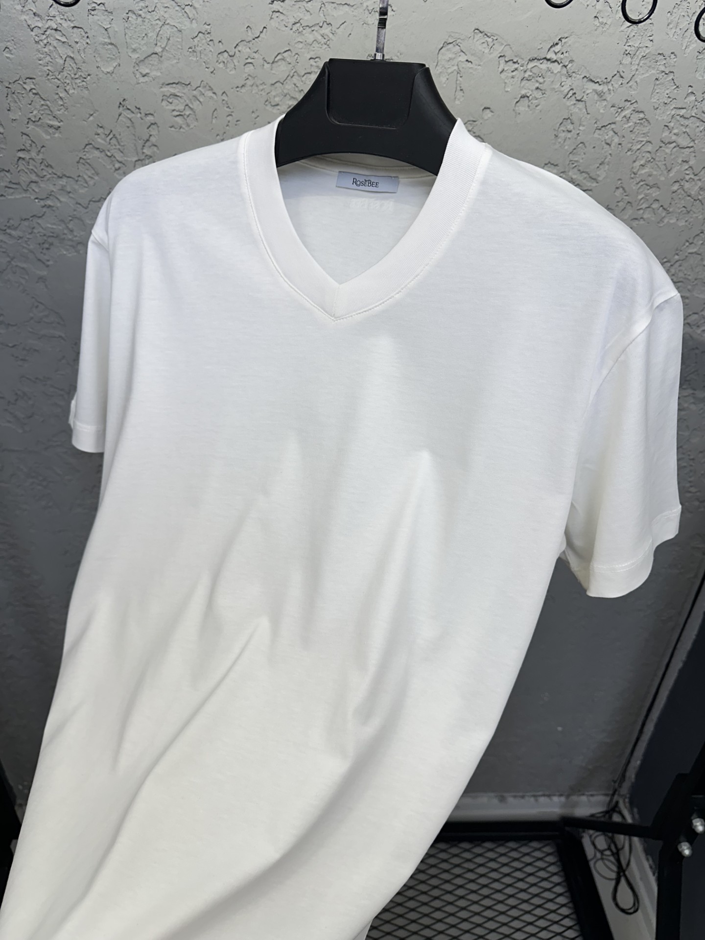BEE ECRU V-yaka Basic T-shirt