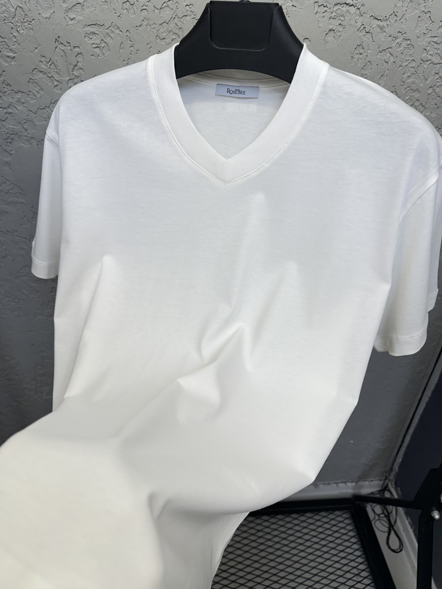 BEE ECRU V-yaka Basic T-shirt